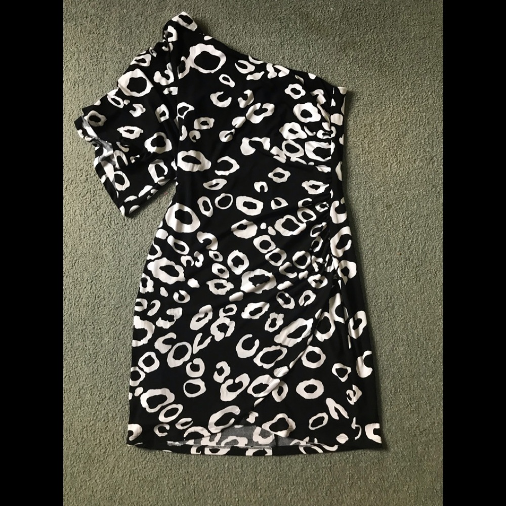 Black/white one shoulder dress